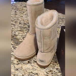 Ugg Austrailia Shoes Size 9 Classic Short Sand Color